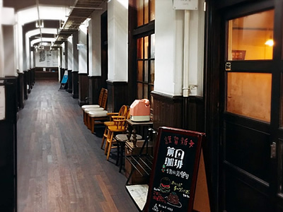 前田珈琲（旧明倫小学校教室跡）